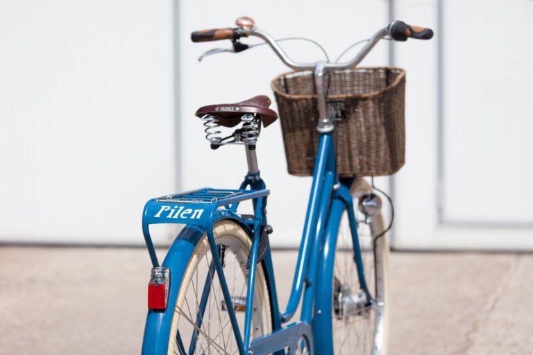 Pilen Lyx dam Blå RAL 5001. Extrautrustad: Brooks brun lädersadel, helfärgad cykel, Creme däck, silverfälgar, brun korg, Crane Bell Suzu Brass och handtag Herrmans Primergo.