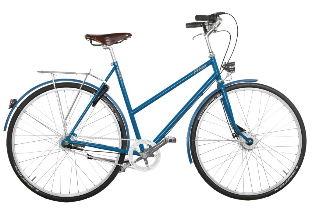 Pilen GT Ladies Blue RAL 5001. Silver rims. Rotating chainguard. Extra equipped: Single Colour Bike, Plus Colour Blue RAL 5001, Saddle Brooks B17 Brown Genuine Leather and Tyres Schwalbe Kojak.