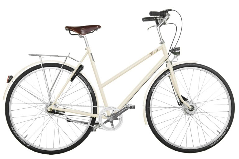 Pilen GT dam Creme RAL 1015. Silverfälgar. Roterande kedjeskydd. Extrautrustad: helfärgad cykel, Plusfärg Creme RAL 1015, sadel Brooks B17 brun i äkta läder och däck Schwalbe Kojak.