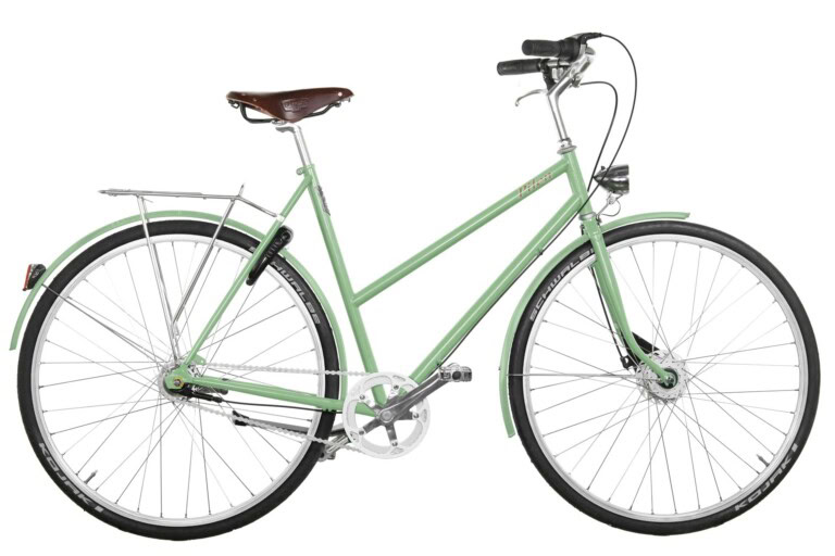 Pilen GT dam Ljusgrön RAL 6021. Silverfälgar. Roterande kedjeskydd. Extrautrustad: helfärgad cykel, Plusfärg Ljusgrön RAL 6021, sadel Brooks B17 brun i äkta läder och däck Schwalbe Kojak.