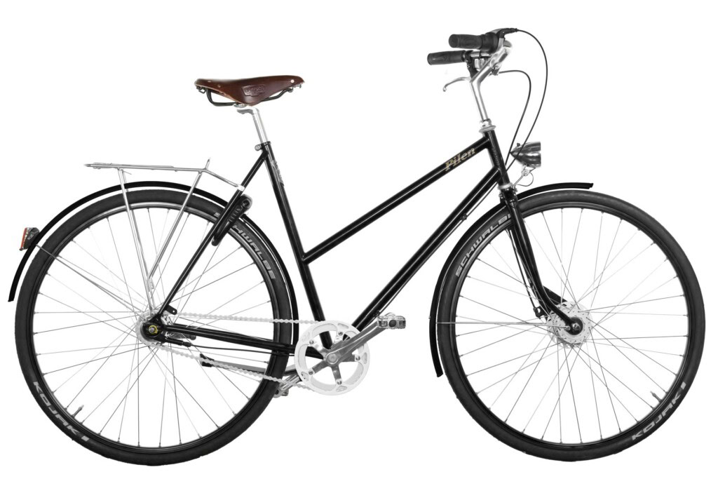 Pilen GT Ladies Black RAL 9005. Black rims. Rotating chainguard. Extra equipped: Single Colour Bike (black mudguards), Saddle Brooks B17 Brown Genuine Leather and Tyres Schwalbe Kojak.