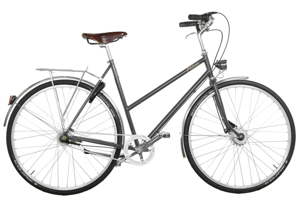 Pilen GT dam Grå RAL 7022. Silverfälgar. Roterande kedjeskydd. Extrautrustad: Plusfärg Grå RAL 7022, sadel Brooks B17 brun i äkta läder och däck Schwalbe Kojak.