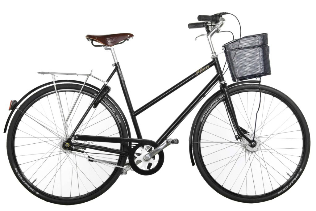 Pilen GT dam Svart RAL 9005. Svarta fälgar. Täckande kedjeskydd. Extrautrustad: helfärgad cykel, täckande kedjeskydd i ramfärgen, sadel Brooks B17 brun i äkta läder, svart korg (framlyset monteras på höger gaffelben (visas inte på bilden)) och däck Schwalbe Kojak.