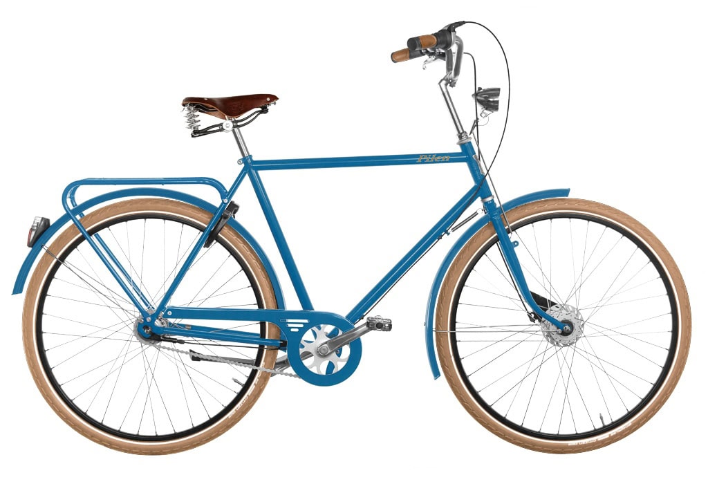 Bilden visar vilka färgade komponenter cykeldesignen Pilen Lyx Blå Ockra har. Skyar blå över ockra jord. Herrcykel. Ram Blå, korg ingen, pakethållare blå, kedjeskydd blå, handtag kork, stänkskärmar blå, fälgar svarta, sadel b67 brun, däck bruna och klocka pilen.